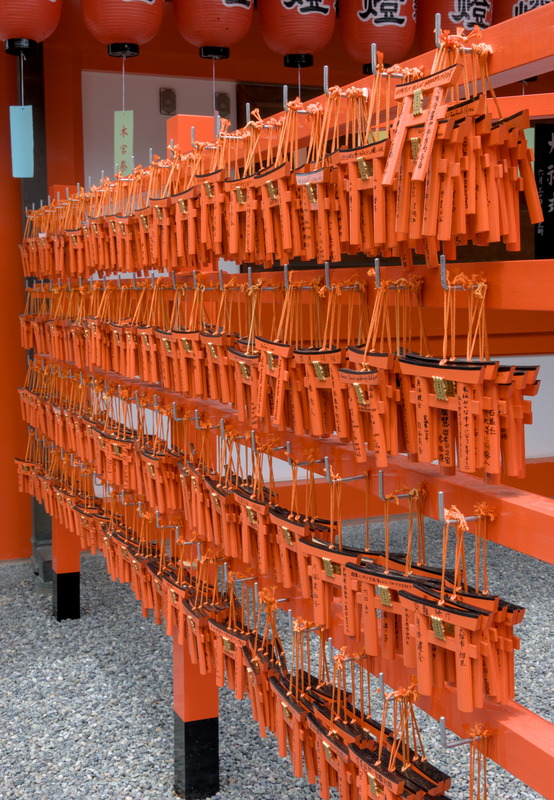 Des plaquettes votives en forme de torii